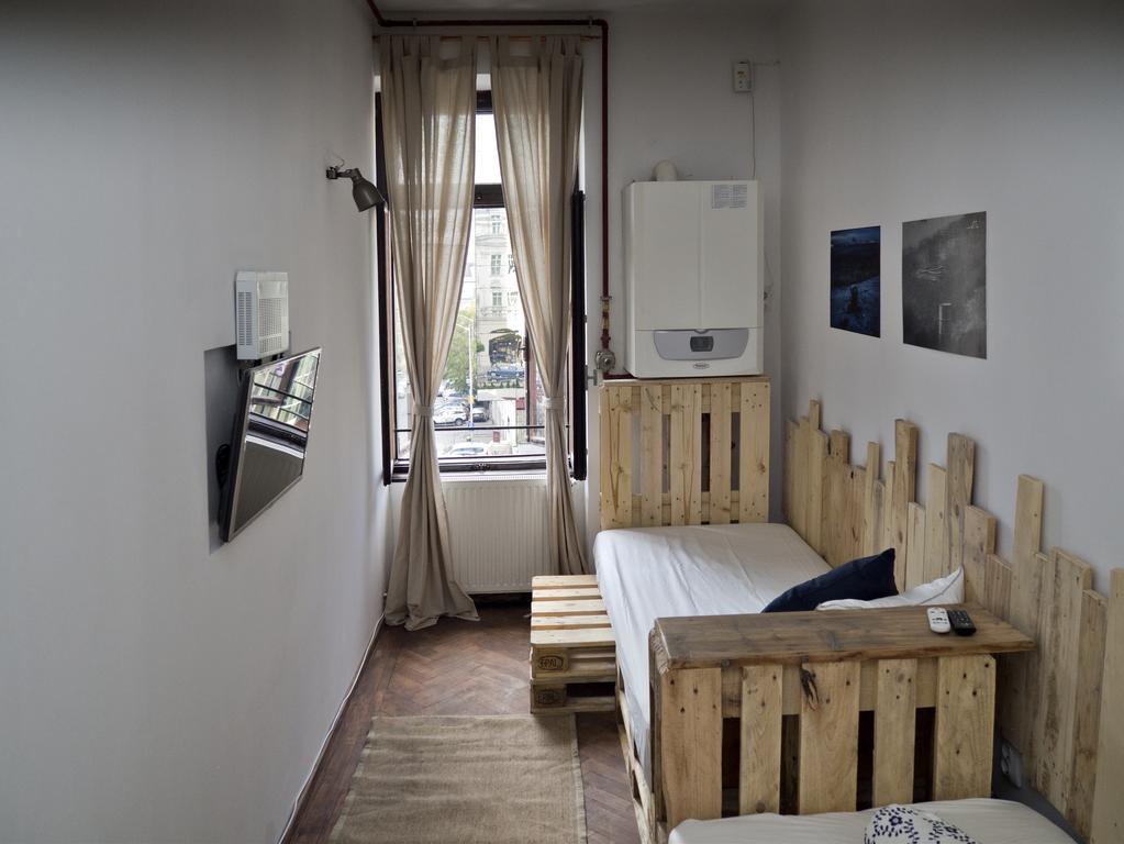 Hostel Victoria Poshtel Bukarest Zimmer foto