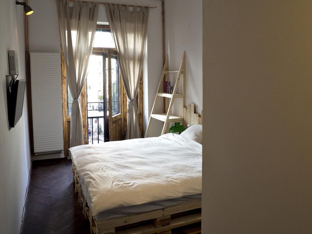 Hostel Victoria Poshtel Bukarest Zimmer foto
