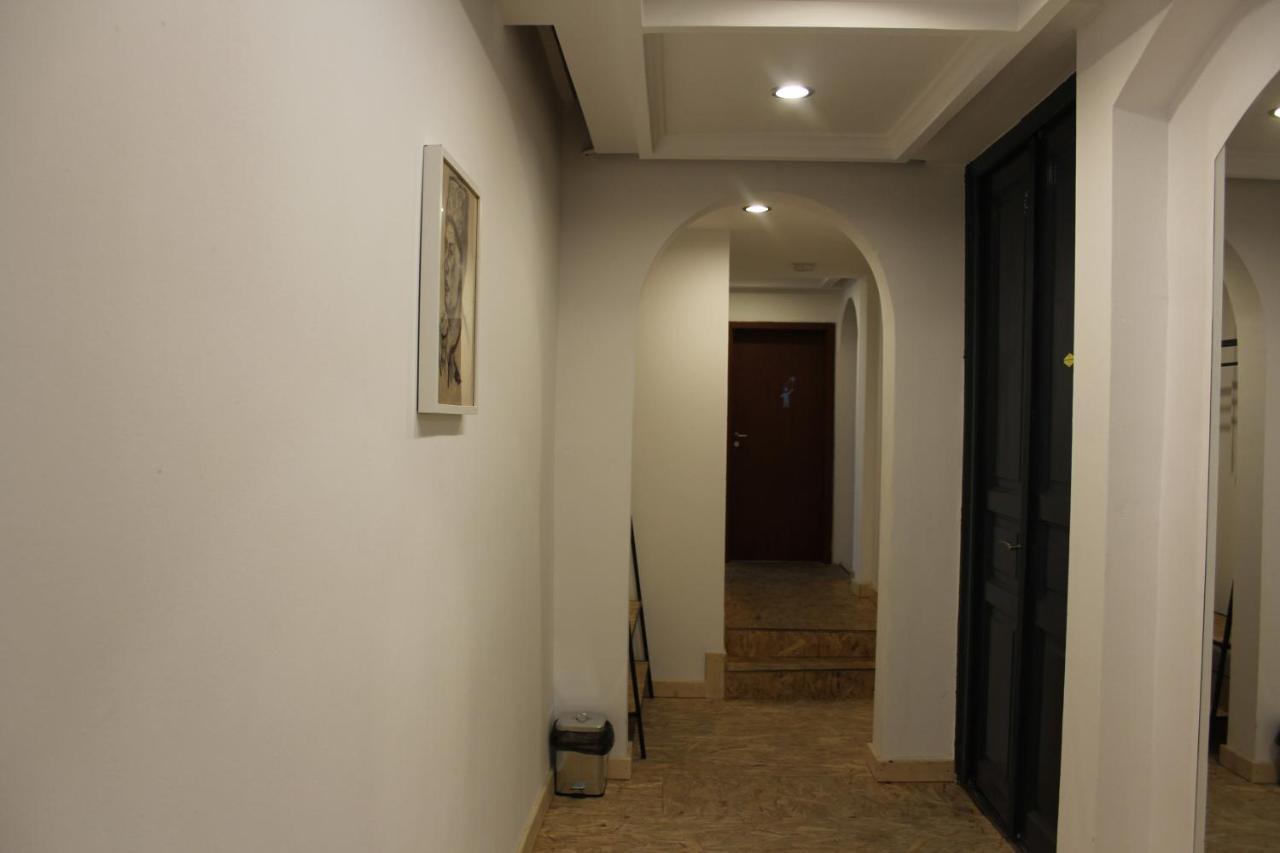 Hostel Victoria Poshtel Bukarest Exterior foto